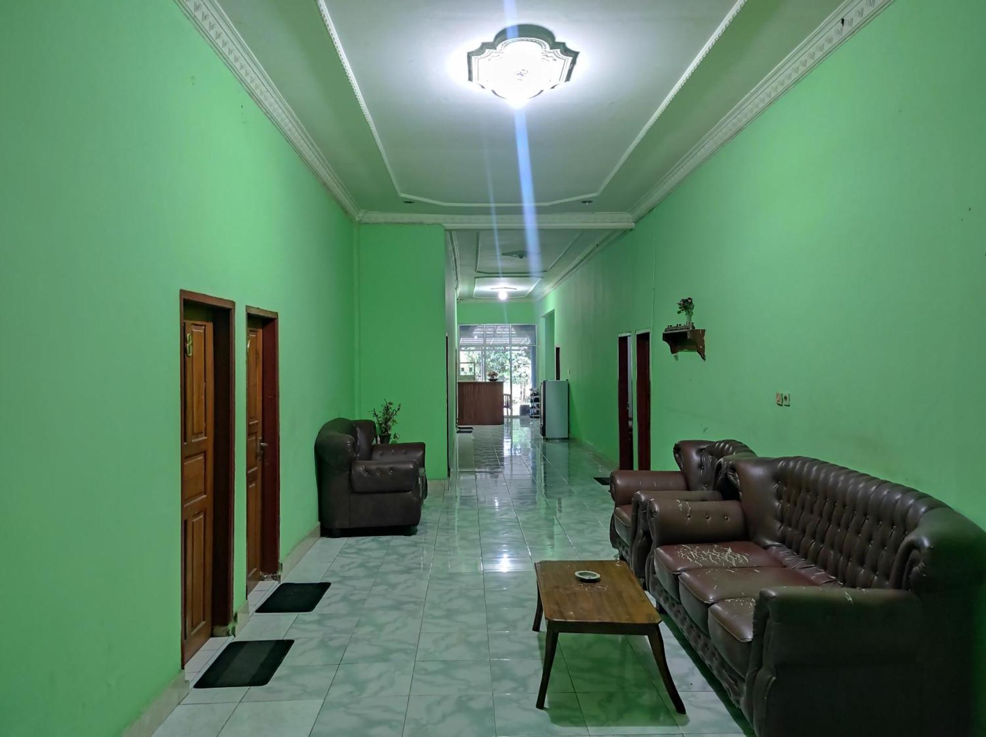 Oyo 93411 Syariah Hotel Tomborang Karema Ngoại thất bức ảnh